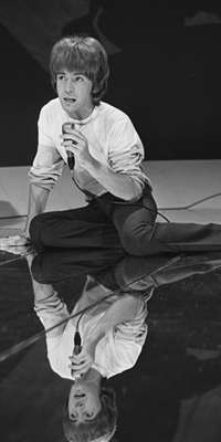 David Garrick, English singer., dies at age 67